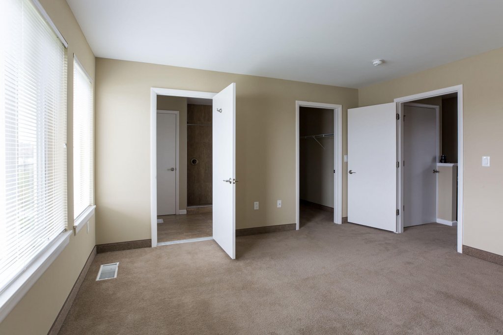 Erie Harbor Interior photo 12