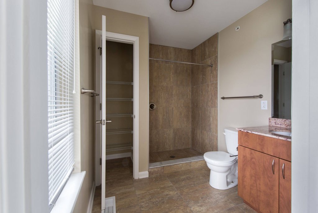 Erie Harbor Interior photo 9